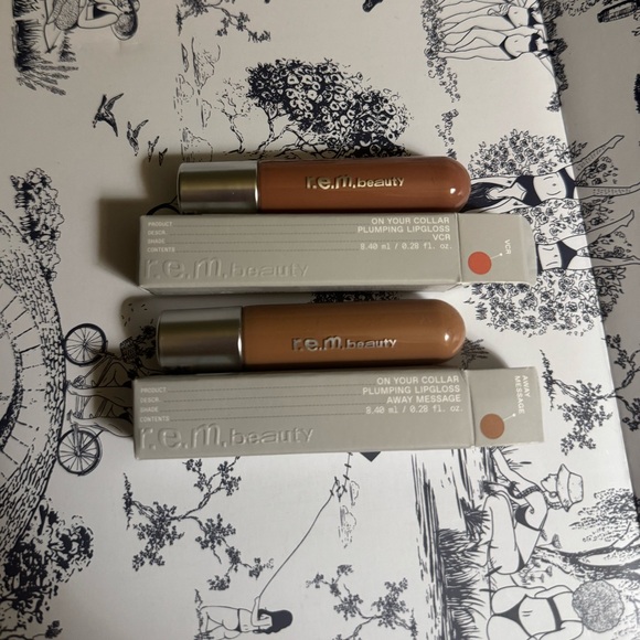 r.e.m. Beauty On Your Collar Plumping Lip Gloss in VCR and Away Message NEW - Picture 2 of 2